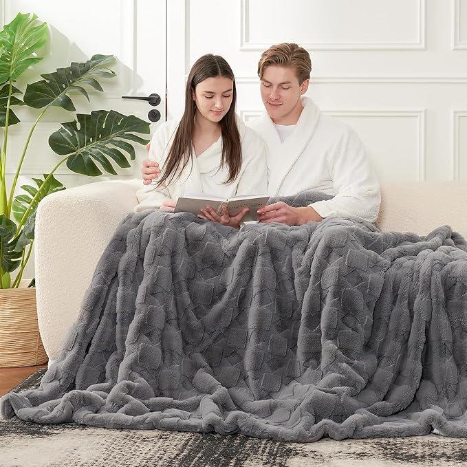 Cozy Bliss Faux Fur Throw Blanket for Couch - Soft Checkered Fuzzy Cozy Throw Gifts Blankets for Women,Grey Boho Blanket for Sofa Bedroom Living Room.50 * 60 Inches